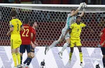 Unai Simón y Alexander Isak.