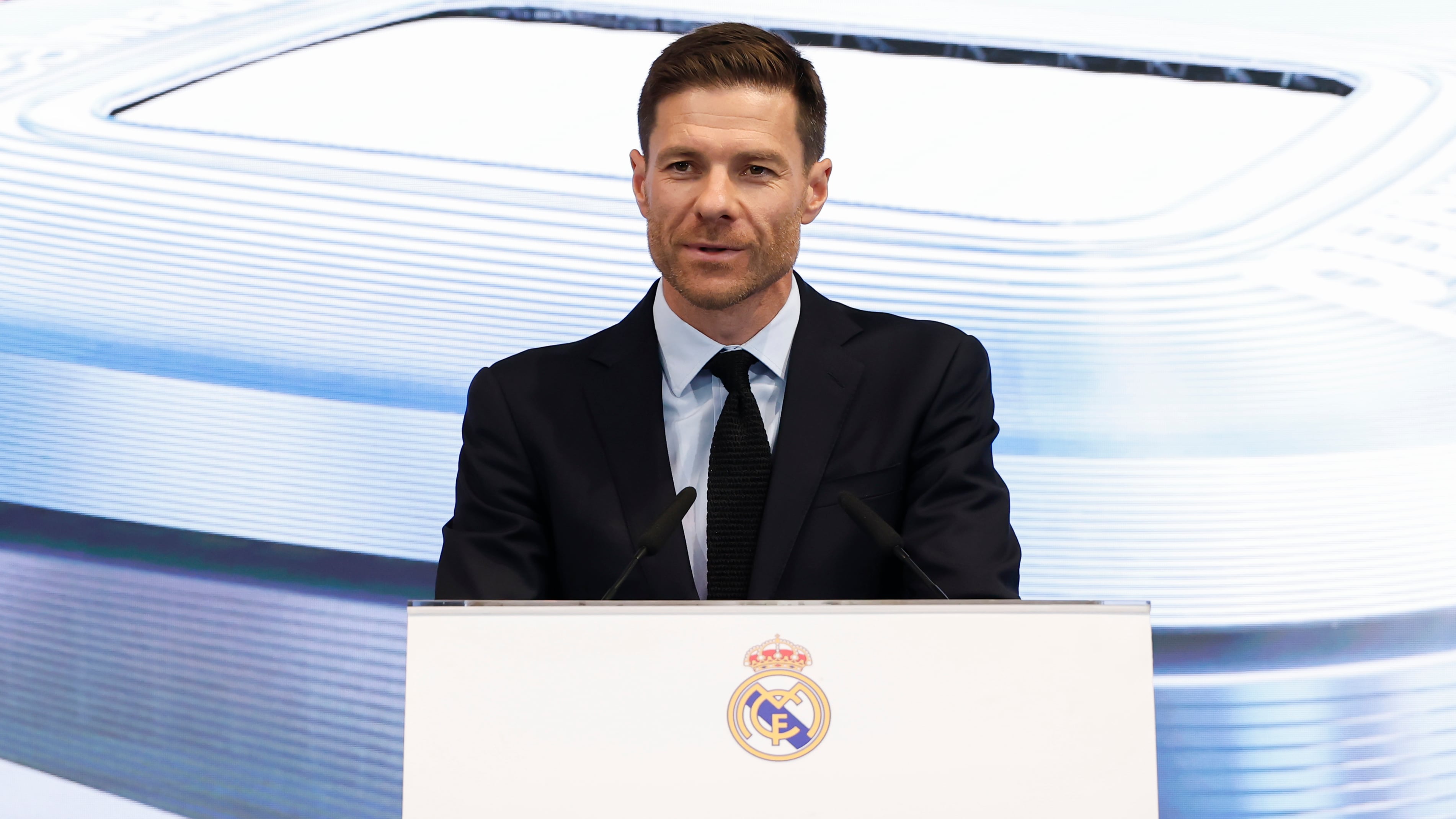 Desde la transferencia del entrenador español de Bayer Lever Guson al Real Madrid, se desconocen las cifras oficiales, aunque algunos medios alemanes, como Kicker, tienen una sección final de 12 a 15 millones de euros. 