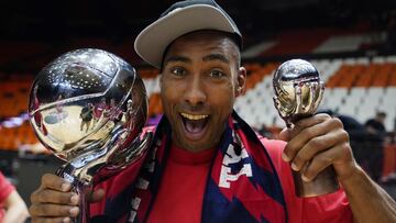 Jayson Granger, con el trofeo de campe&oacute;n de Liga en 2020.                           