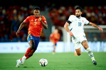 SANTA CRUZ DE TENERIFE, SPAIN - NOVEMBER 18: Samu Omorodion of Spain competes for the ball with Eray Comert of Suiza during the UEFA Nations League 2024/25 League A Group A4 match between Spain and Switzerland at El Heliodoro Rodriguez Lopez stadium on November 18, 2024 in Santa Cruz de Tenerife, Spain. (Photo by Gabriel Jimenez/Quality Sport Images/Getty Images)