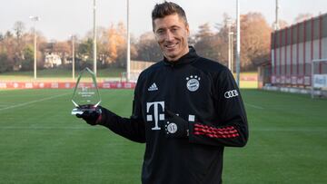Robert Lewandowski posa con el Premio Jugador del Año 2020 de AS y World Football Summit.