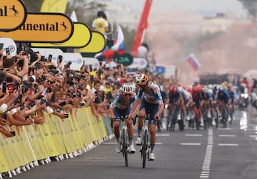 El ciclista francés Romain Bardet, del equipo dsm-firmenich PostNL, ganó la primera etapa y cruzó la meta junto a su compañero de equipo, el neerlandés Frank van den Broek.