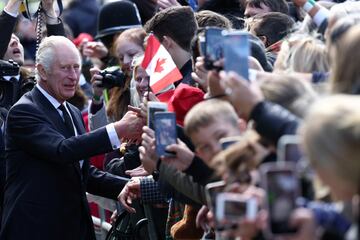 El Rey Carlos III y el Príncipe de Gales visitan por sorpresa a la gente que hace cola para entrar a la capilla ardiente de la reina Isabel II. A su llegada han sido aclamados por las personas que llevan horas esperando.