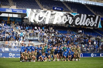 La plantilla del Oviedo posa delante de sus aficionados tras el último entrenamiento.