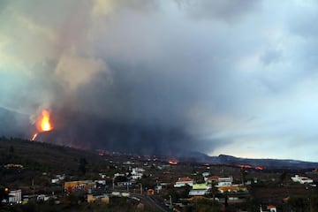 Las autoridades han mantenido a unas 3.500 personas confinadas hasta la por la nube tóxica generada por el contacto de la colada con una cementera. Según el último informe del Instituto Geográfico Nacional, se han registrado un total de 64 movimientos sísmicos en la zona de La Palma, de los cuales seis se hicieron notar en la localidad insular
