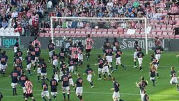 <b>INVASIÓN. </b>Aunque cueste, entre tanta gente, ver el balón, ésta es la foto del primer gol del partido. Lo marcó Íñigo Vicente.