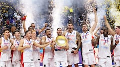 BERLIN, GERMANY - SEPTEMBER 18: Rudy Fernandez of Spain celebrates with teammates while holding The Nikolai Semashko Trophy on the podium following their victory in the FIBA EuroBasket 2022 final match between Spain v France at EuroBasket Arena Berlin on September 18, 2022 in Berlin, Germany. (Photo by Maja Hitij/Getty Images)
PUBLICADA 19/09/22 NA MA34 5COL