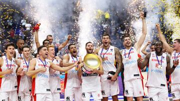 BERLIN, GERMANY - SEPTEMBER 18: Rudy Fernandez of Spain celebrates with teammates while holding The Nikolai Semashko Trophy on the podium following their victory in the FIBA EuroBasket 2022 final match between Spain v France at EuroBasket Arena Berlin on September 18, 2022 in Berlin, Germany. (Photo by Maja Hitij/Getty Images)
PUBLICADA 19/09/22 NA MA34 5COL