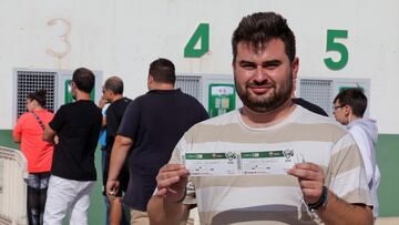 Un aficionado posa con dos entradas para el partido Elche-Real Madrid / Fito González