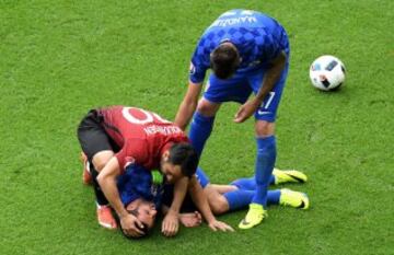 Darijo Srna de Croacia en el suelo tras una acci¨®n de Volkan Sen.