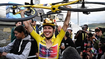 Katarzyna Niewiadoma celebra su título del Tour Femmes.
