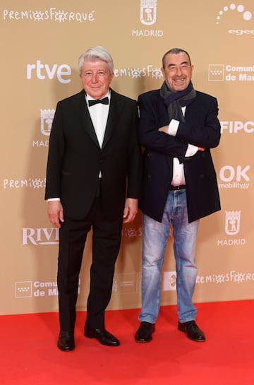 El director José Luis Garci (d) y el productor Enrique Cerezo (i)posan en la 30 edición de los Premios José María Forqué, en el Palacio Municipal de IFEMA.