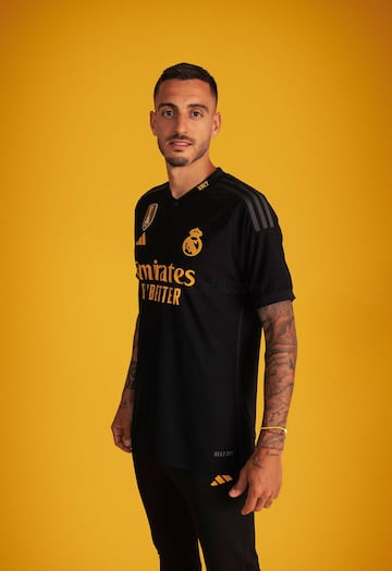 Negra con detalles amarillos, as赤 es la tercera equipaci車n del Real Madrid