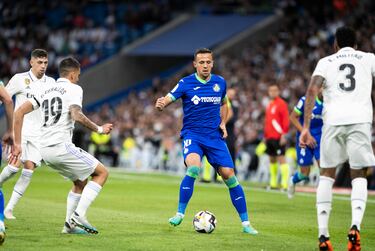 Maksimovic rodeado de contrarios.