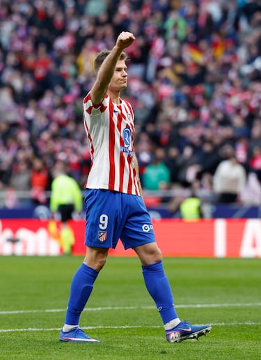 Sorloth celebra el 1-0 al Alavés. 