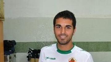 <b>CON SU TROFEO. </b>Ángel, en el vestuario tras el partido, con el balón firmado por sus compañeros.