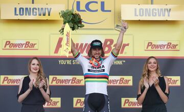 Peter Sagan celebra en el podio la victoria en la meta de Longwy.