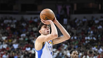 LAS VEGAS, NEVADA - JULY 08: Chet Holmgren #7 of the Oklahoma City Thunder takes a foul shot against the Dallas Mavericks during the fourth quarter at the Thomas & Mack Center on July 08, 2023 in Las Vegas, Nevada.   Candice Ward/Getty Images/AFP (Photo by Candice Ward / GETTY IMAGES NORTH AMERICA / Getty Images via AFP)