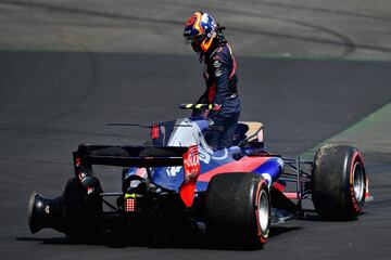 Carlos Sainz fuera de carrera en la segunda vuelta, por un incidente con Daniil Kvyat.