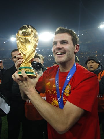El centrocampista español, exjugador del Manchester United y Valencia entre otros, y ahora en el Western Sydney australiano, creó en agosto de 2017 junto a Jürgen Griesbeck, la ONG “Common Goal”. El objetivo de esta organización es que los futbolistas de primer nivel donen el 1% de su sueldo a proyectos benéficos. Actualmente, la institución colabora con más de 125 organizaciones humanitarias en más de 80 países alrededor del mundo ayudando a más de tres millones de niños. A la iniciativa se han unido personalidades del fútbol de la talla de Mats Hummels, Jürgen Klopp, Alex Morgan, Megan Rapinoe o Giorgio Chiellini. Por su implicación recibió el Premio Reina Sofía del Deporte de 2017.