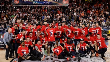 Los jugadores del Baskonia celebran su victoria en la final de la Copa del Rey de baloncesto que disputó este domingo frente al Real Madrid en el Roig Arena de Valencia.