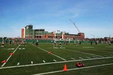 ASHWAUBENON, WISCONSIN - JUNE 09: Members of the Green Bay Packers work out during training camp at Ray Nitschke Field on June 09, 2021 in Ashwaubenon, Wisconsin. Stacy Revere/Getty Images/AFP