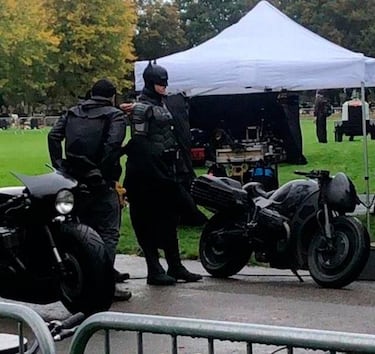 The Batman: el Bat-traje y la Bat-moto con todo lujo de detalles en nuevas imágenes del rodaje