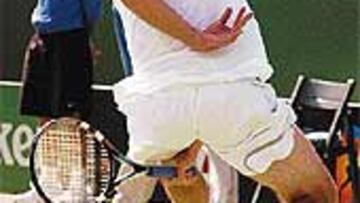 <b>UN WILLY.</b> Roddick dio un golpe por debajo de las piernas (willy).