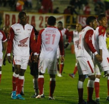 Independiente Santa Fe lució dos camisetas curiosas en el encuentro ante Chicó. Los números y publicidad fueron escritas con plumón.