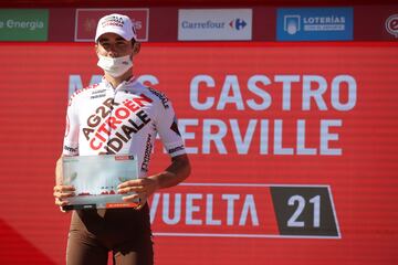 El corredor francés Clement Champoussin en el podio como ganador de la etapa. 