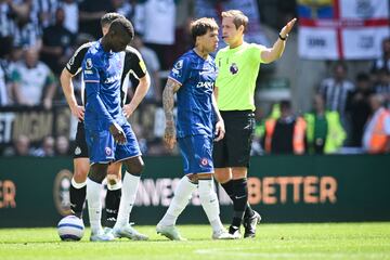 Nico Jackson, jugador del Chelsea, se marcha expulsado del terreno de juego ante el Newcastle.