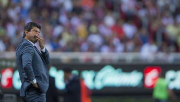 Tan pronto sonó el silbatazo que marcó el entretiempo, la afición rojiblanca que asistió en el Estadio Akron se hizo escuchar con dicho grito de desapruebo.