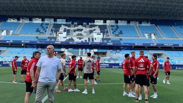 Fredi Álvarez junto a los jugadores del Celta Fortuna, en los prolegómenos del encuentro contra el Málaga en La Rosaleda.