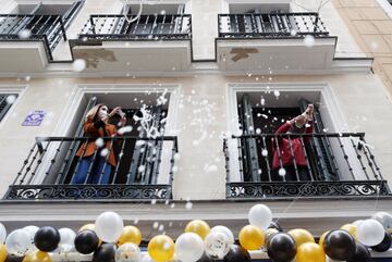 Personas celebran un premio de la Lotería de Navidad de 2020. 