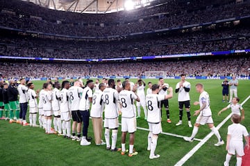 El Real Madrid realiza un pasillo de homenaje a Toni Kroos en su ltimo partido en el Santiago Bernabu.