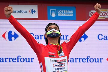 Rein Taaramae celebra el maillto rojo tras ponerse l¨ªder en la general.