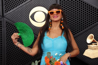 Li Saumet posa en la alfombra roja.