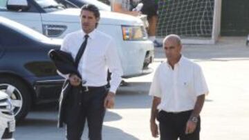 DIÁLOGO. Caminero con Pedro Pablo, delegado del Atlético.