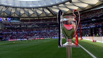 El trofeo de campe&oacute;n de la Champions League en los proleg&oacute;menos de la final de 2019 disputada entre Liverpool y Tottenham en el Wanda Metropolitano.