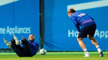 Rakitic y Vidal, en el entrenamiento del Bar&ccedil;a de este lunes.