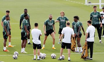 Benzema y Modric en un rondo.