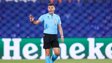 A LaLiga referee since 2012, the 39-year-old Gil Manzano will be taking charge of El Clásico for the third time in his career.