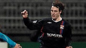 <b>EXPERTO. </b>Squillaci pelea por un balón con el culé Bojan.