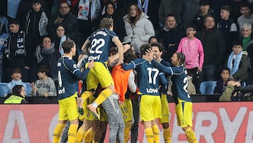 VIGO (PONTEVEDRA), 30/11/2025.- Los jugadores del Espanyol elebran el gol del equipo durante el encuentro correspondiente a la jornada 14 de Laliga EA Sports que disputan hoy domingo Celta y Espanyol en el Estadio de Balaidos, en Vigo. EFE / Salvador Sas