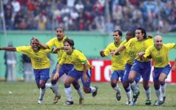 La indumentaria con que jugó Brasil en la Copa del 2004.