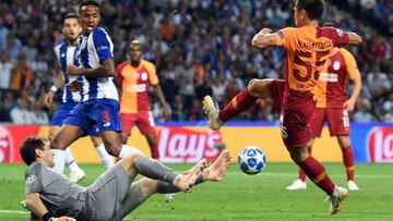 Porto's Spanish goalkeeper Iker Casillas (L) vies with Galatasaray's Japanese defender Yuto Nagatomo during the UEFA Champions League group D football match between FC Porto and Galatasaray SK at the Dragao stadium in Porto on October 3, 2018. (