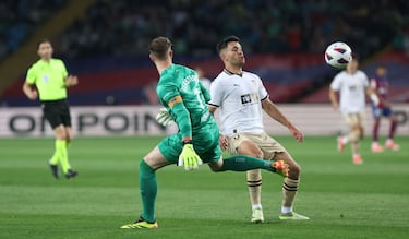 1-1. Mal despeje de Marc-André ter Stegen al intentar elevar el balón por encima de Hugo Duro, la toca con el pecho y remata a puerta vacía.