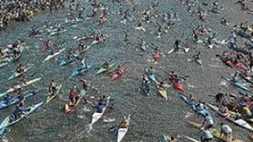 <B>ESPECTACULAR.</b> La salida del Descenso del Sella fue masiva, con más de mil palistas en acción.