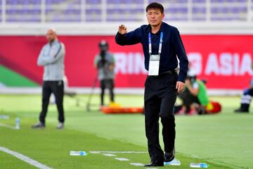 El entrenador de Corea del Norte Kim Yong-jun da instrucciones desde la banda. 