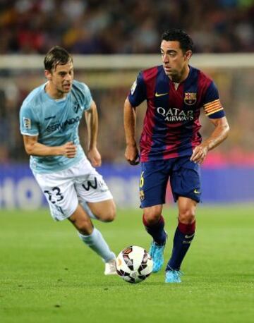 El centrocampista del FC Barcelona Xavi (d) escapa de Javi Lara.